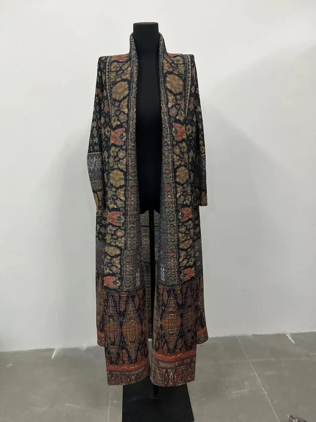 Pleated Elegance Women's Long Sleeve Abaya Trench Coat with Foldable Collar